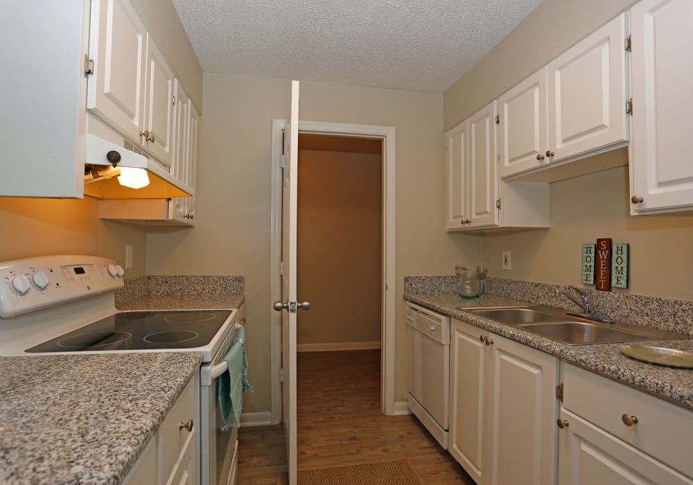 佛罗里达州坦帕市Stone Creek的厨房，配有花岗岩台面和白色橱柜