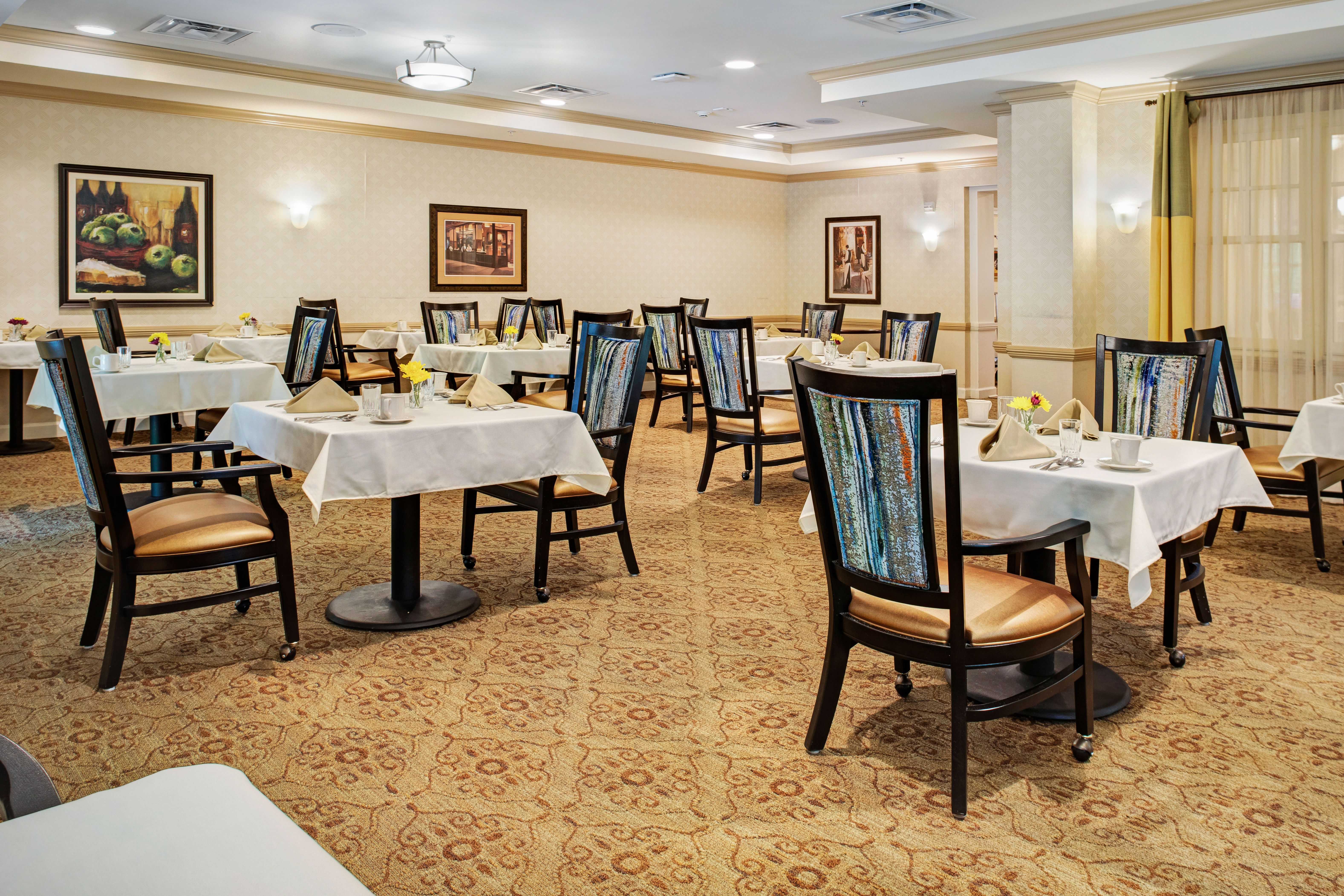 Community dining area at Glenncrest at Johns Creek in Johns Creek, Georgia