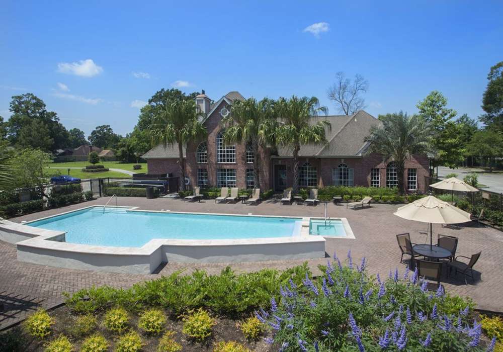 Pool with beautiful scenary at Lakeside Villas in Baton Rouge, Louisiana