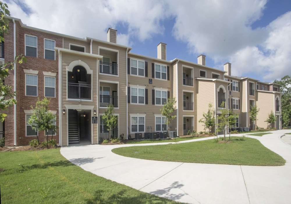 Apartment with walking pathways at Lakeside Villas in Baton Rouge, Louisiana
