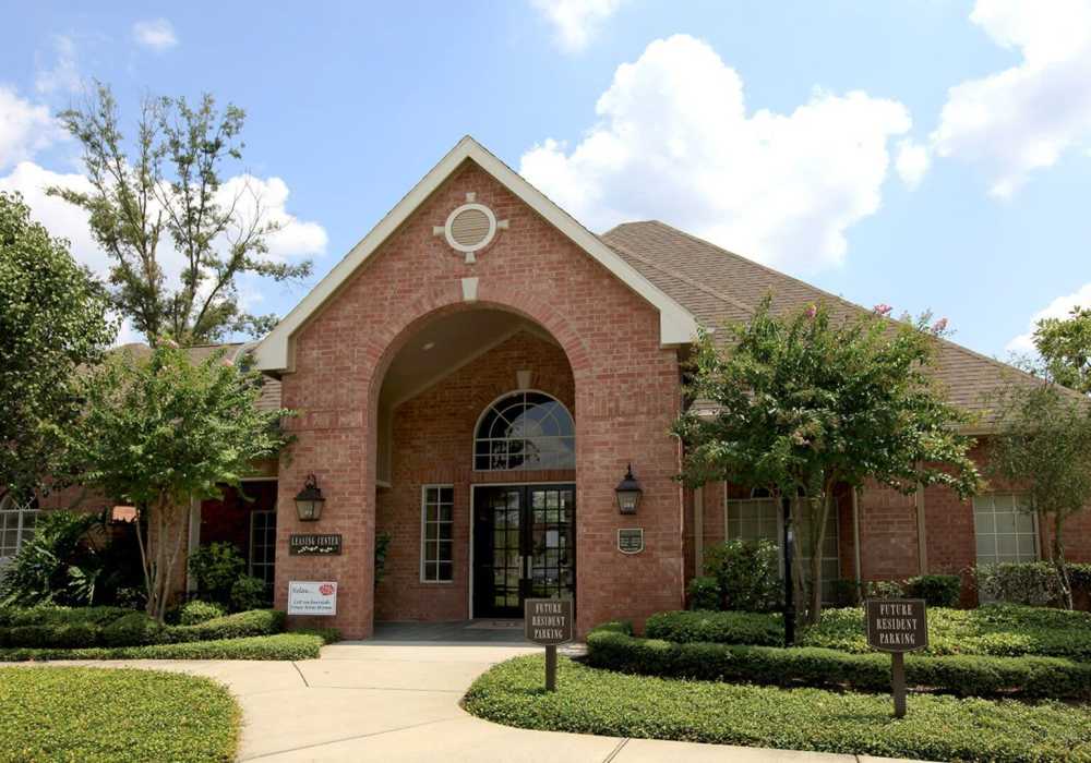 Apartments with greenary at Lakeside Villas in Baton Rouge, Louisiana