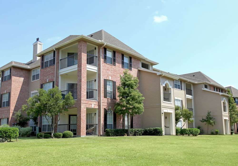 Apartments with garden area at Lakeside Villas in Baton Rouge, Louisiana