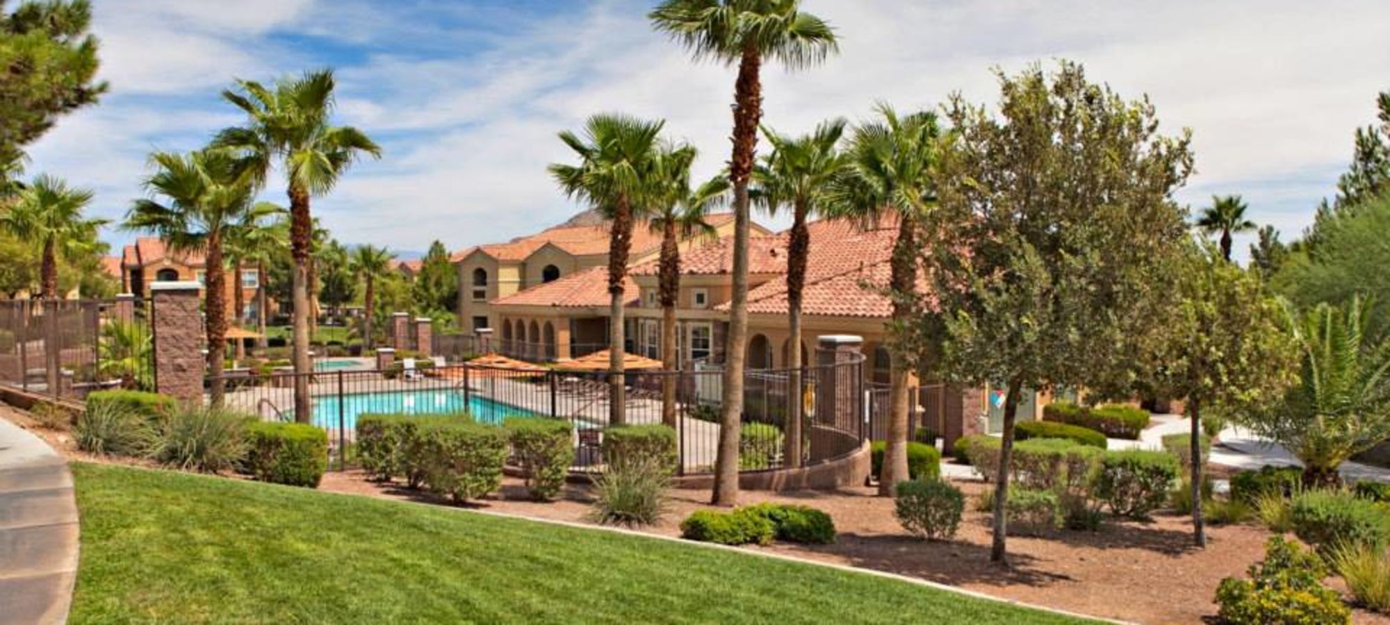 Large green grass lawn at Shadow Hills at Lone Mountain in Las Vegas, Nevada