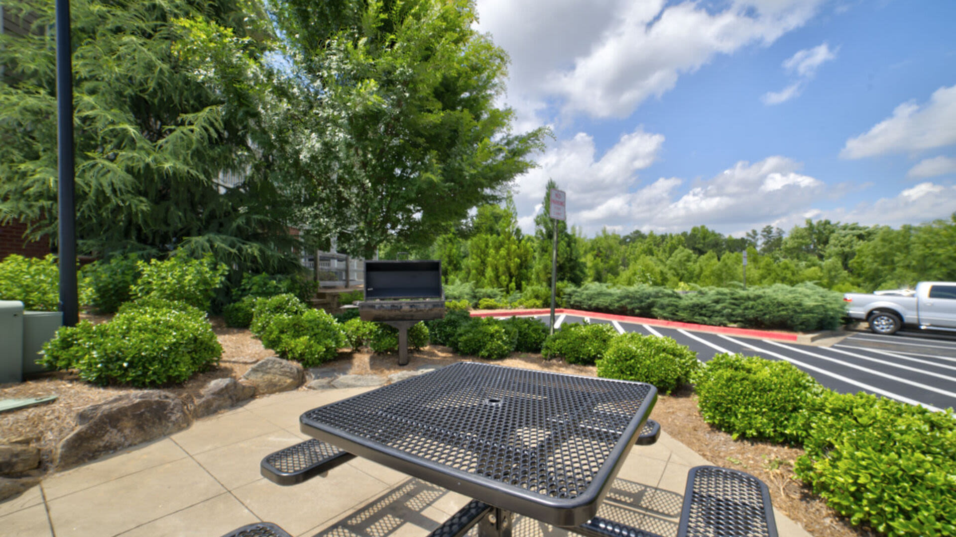 Exterior picnic area Avonlea Creekside in Marietta, Georgia