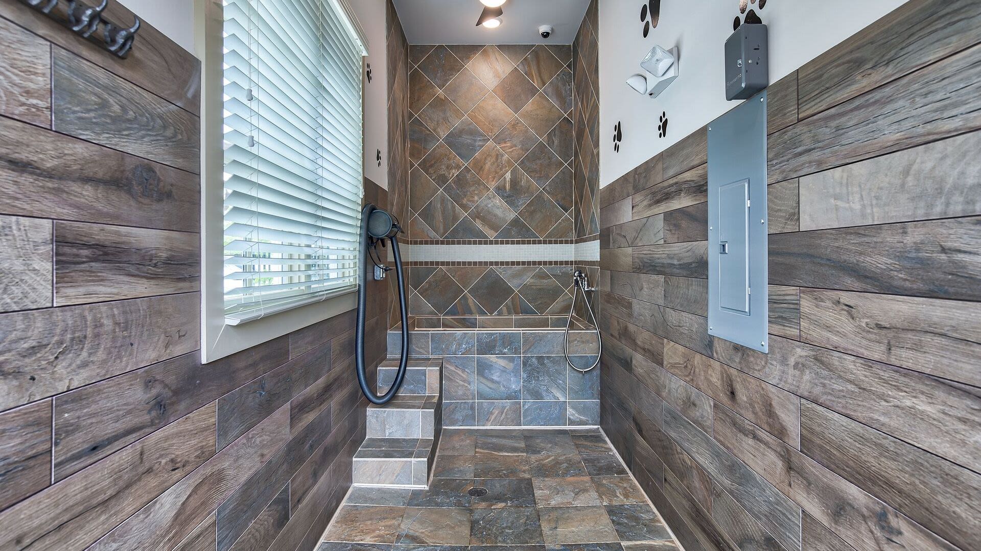 Pet grooming area Avonlea Creekside in Marietta, Georgia