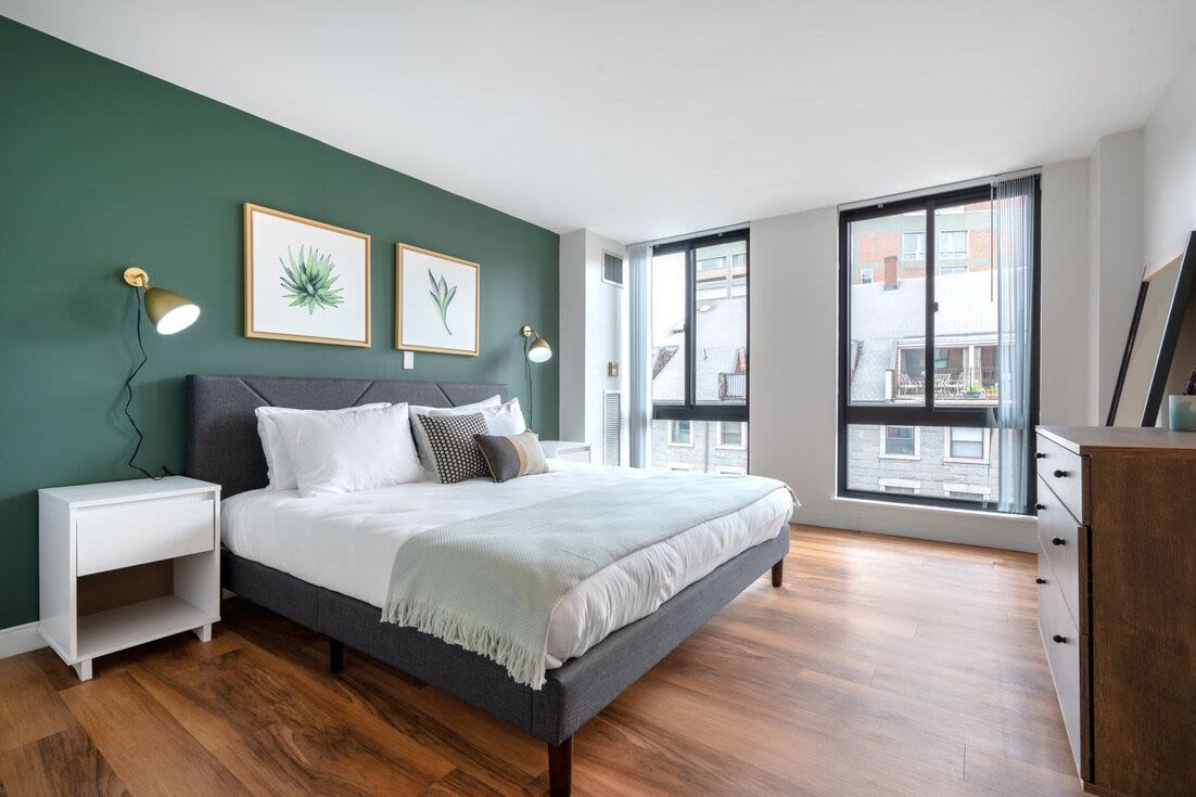 Bedroom with green accents Christopher Columbus Plaza in Boston, Massachusetts