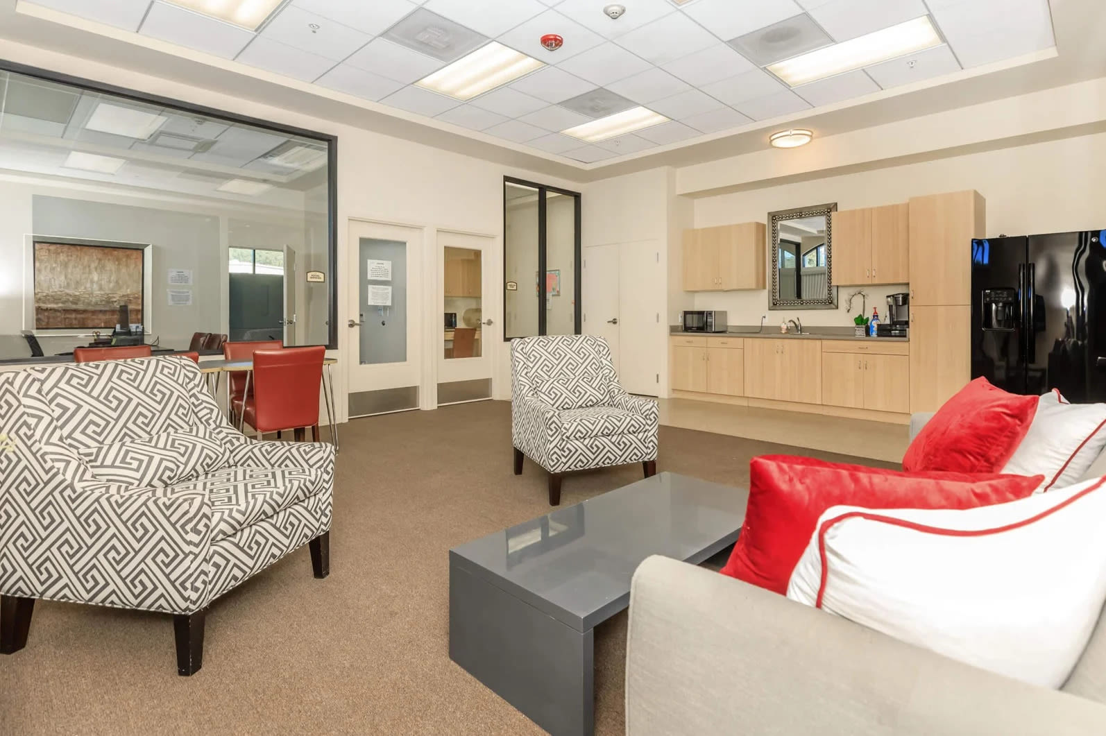 Lounge at MacArthur Apartments