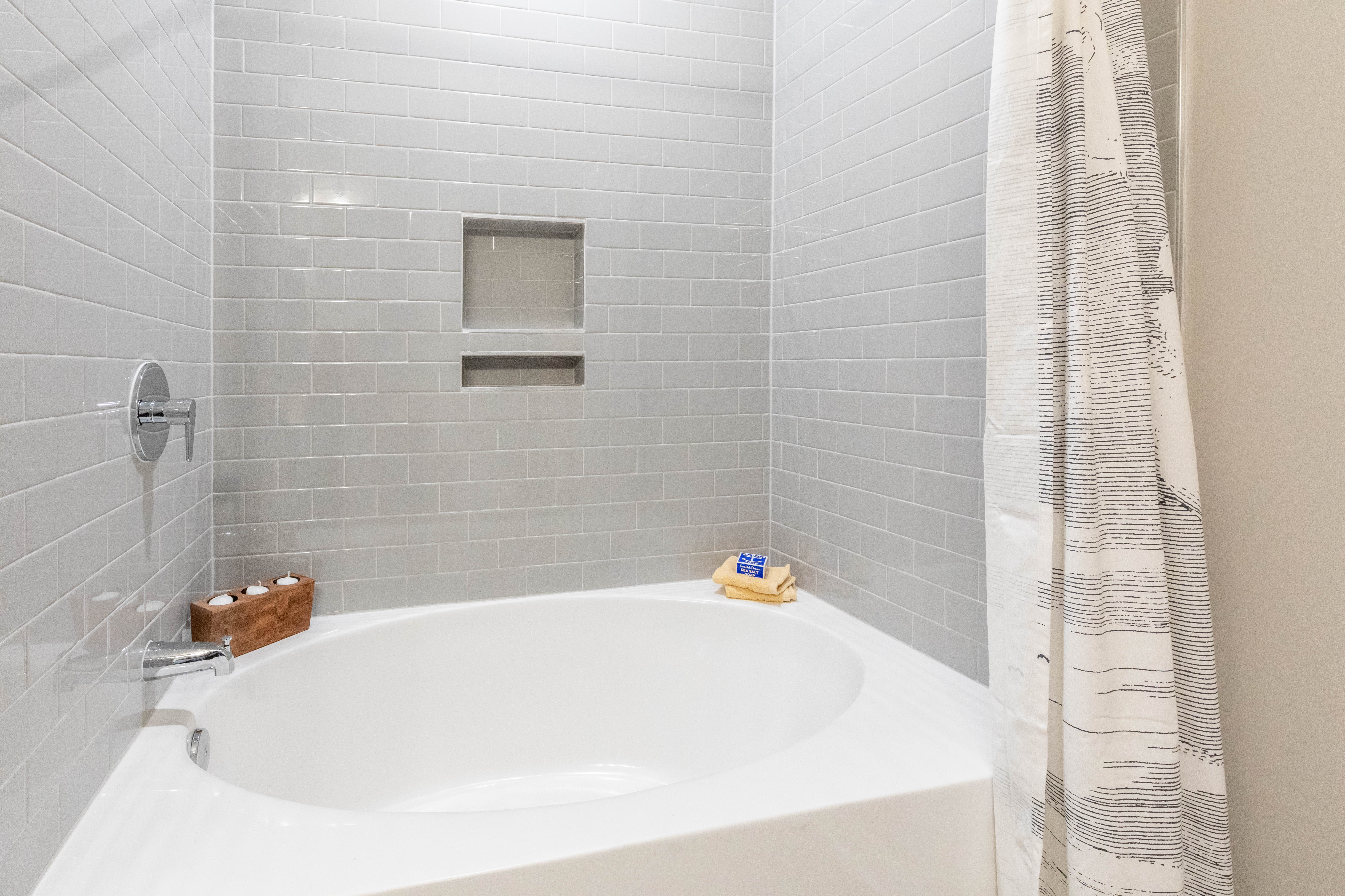 Model bath in bathroom The Jade at Avondale in Decatur, Georgia