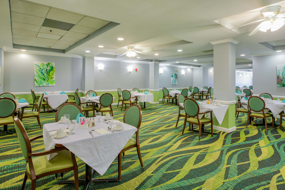 Dining at The Peninsula Assisted Living & Memory Care in Hollywood, Florida