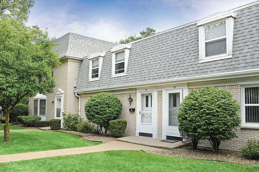 Exterior of Green Lake Apartments & Townhomes in Orchard Park, New York