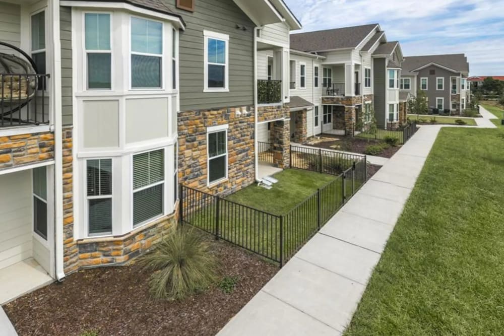 Walking path outside of Verso Luxury Apartments in Davenport, Florida