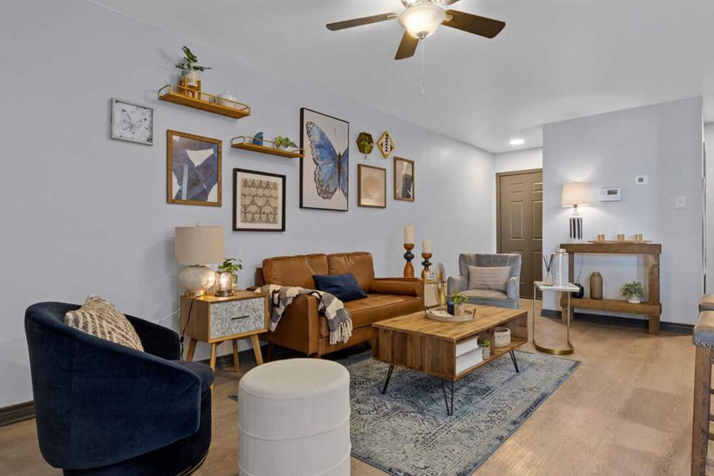 Living room with a comfortable couch, coffee table and a ceiling fan at Hill At Woodway in San Antonio, Texas