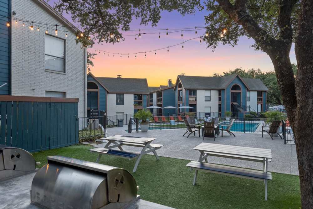 Picnic area with BBQ grill at Hill At Woodway in San Antonio, Texas