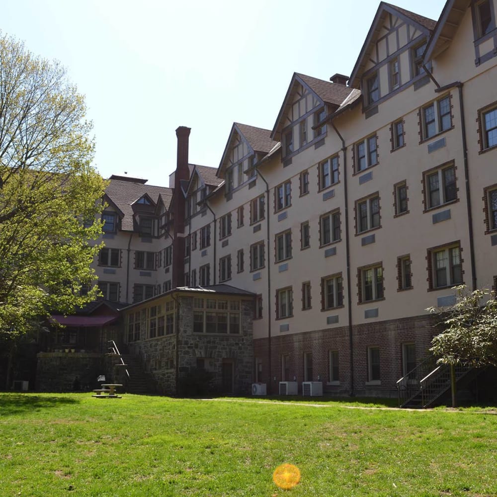 Grassy courtyard in front of Kenilworth Inn in Asheville, North Carolina