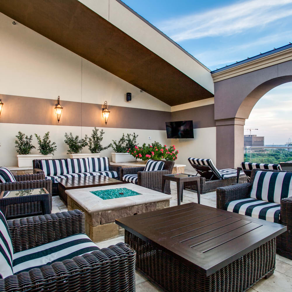 Outdoor lounge area at Cantabria at Turtle Creek in Dallas, Texas