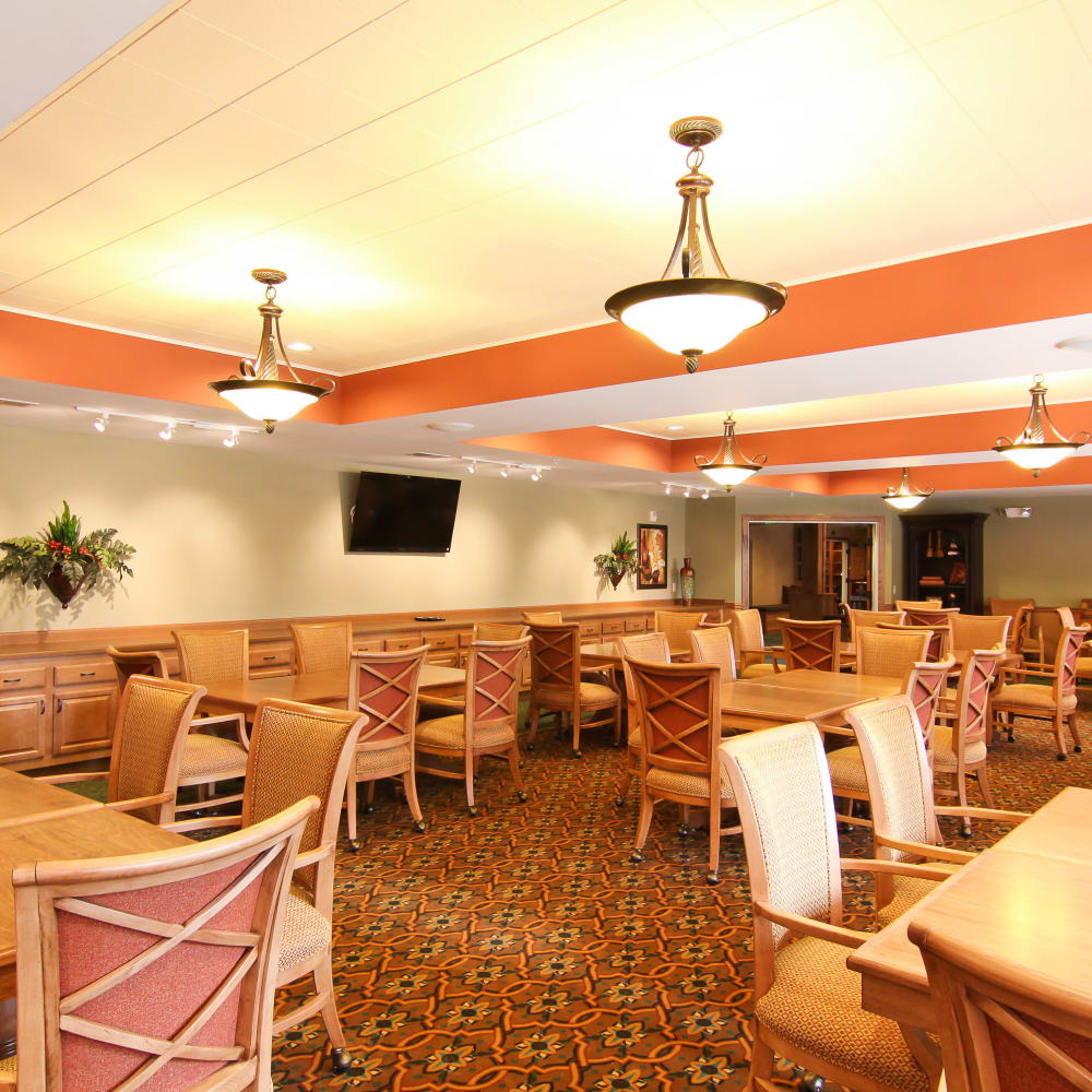 Resident dining room at Applewood Pointe of Roseville at Langton Lake in Roseville, Minnesota.