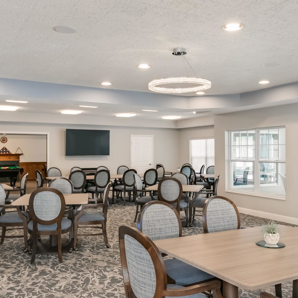 Dining room area at Applewood Pointe of Roseville in Roseville, Minnesota