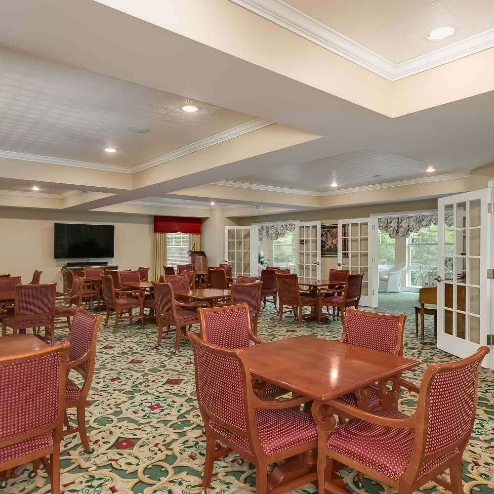 Resident dining room at Applewood Pointe of Woodbury in Woodbury, Minnesota. 