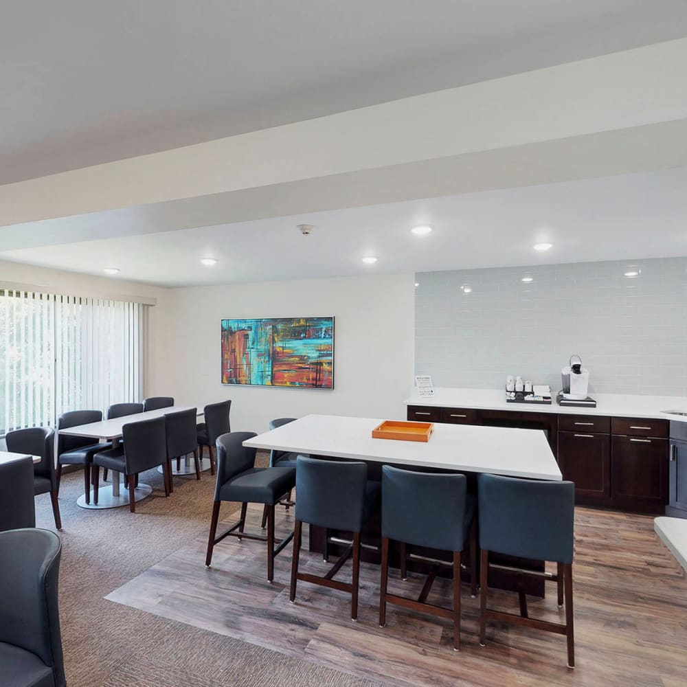 Large table with ample seating near the bar in the clubhouse lounge at Oaks Braemar in Edina, Minnesota