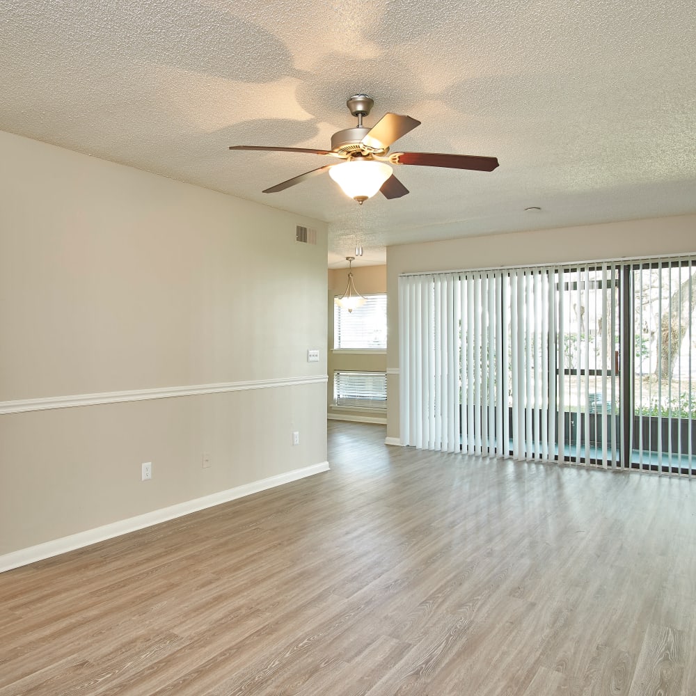 A spacious living room with a ceiling fan at Westwood @60 in Brandon, Florida