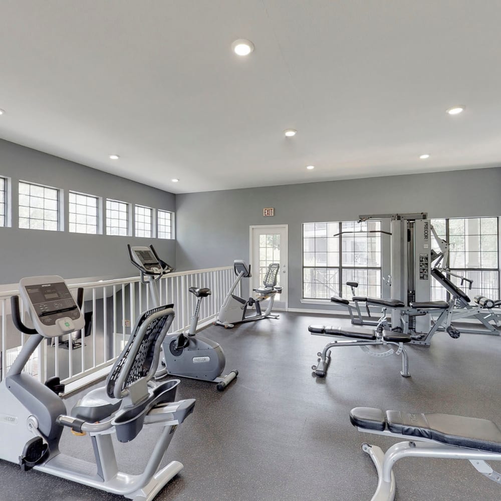 Well-equipped onsite fitness center at Oaks Hackberry Creek in Las Colinas, Texas