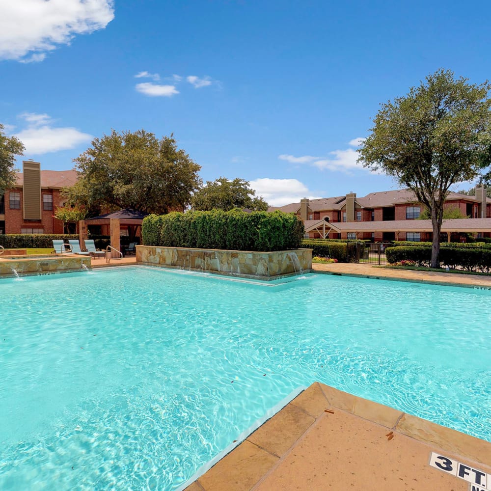 Resort-style swimming pool at Oaks Riverchase in Coppell, Texas