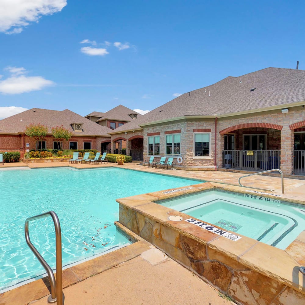 Spa adjacent to the swimming pool at Oaks Riverchase in Coppell, Texas