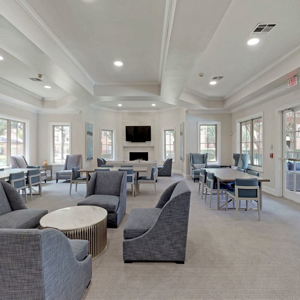 Spacious and well-furnished resident clubhouse at Oaks Riverchase in Coppell, Texas