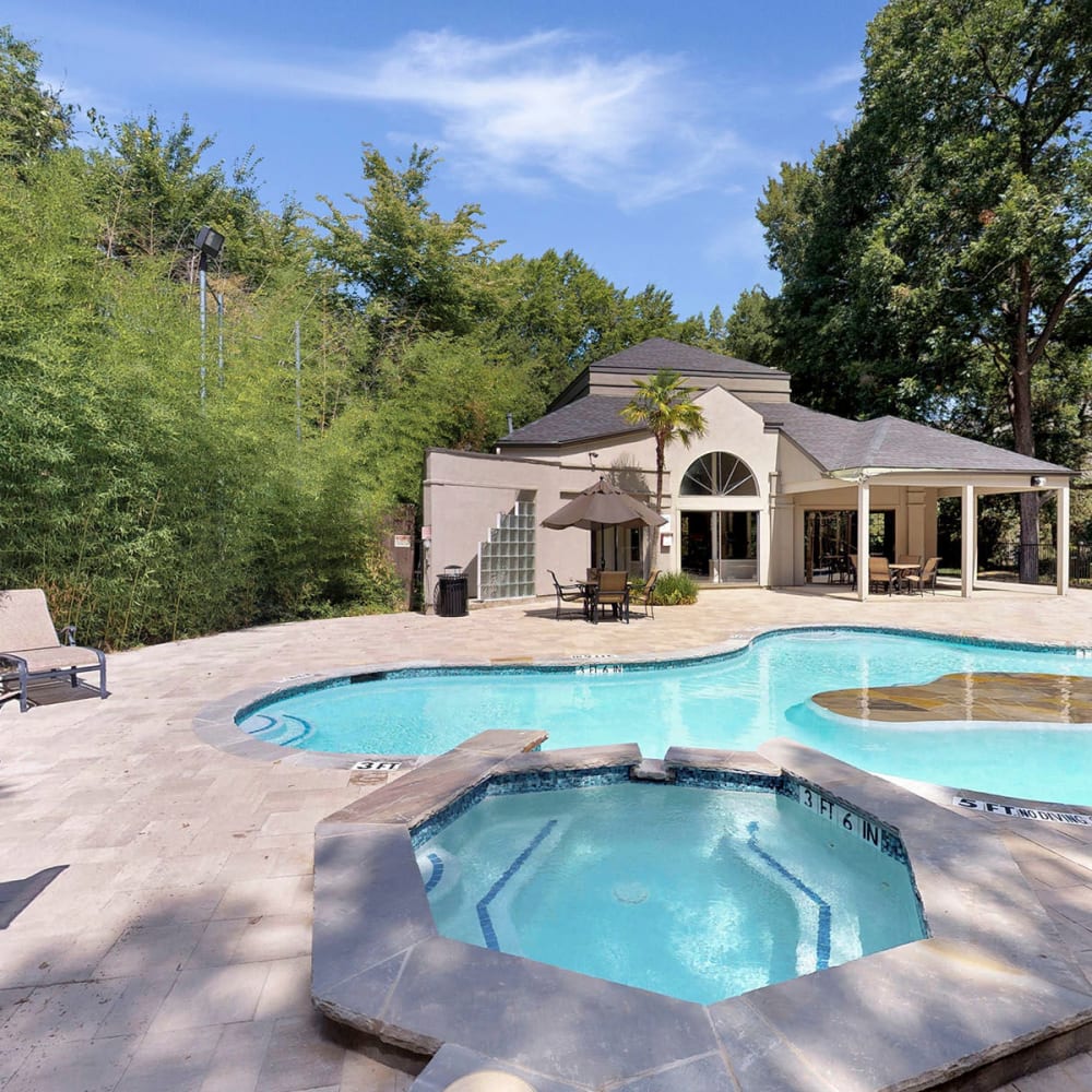 Spa next to the outdoor swimming pool at Oaks White Rock in Dallas, Texas