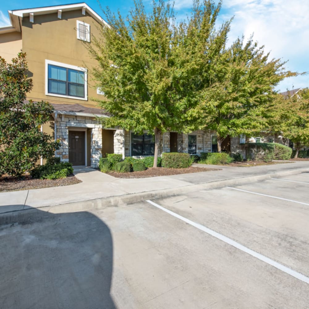 Well landscaped apartment grounds and parking at Avenues at Tuscan Lakes, League City, Texas 