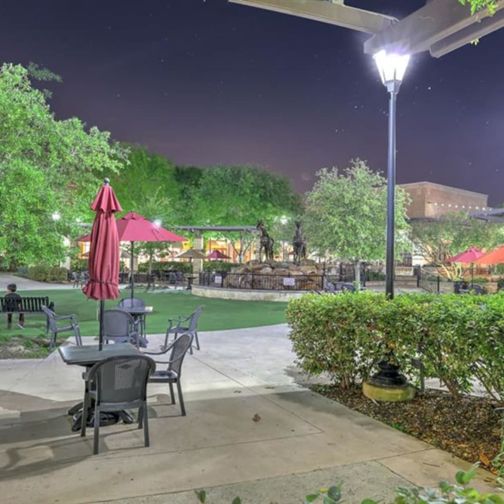 Leisure courtyards for outdoor grilling dining at Waterstone at Cinco Ranch in Katy, Texas