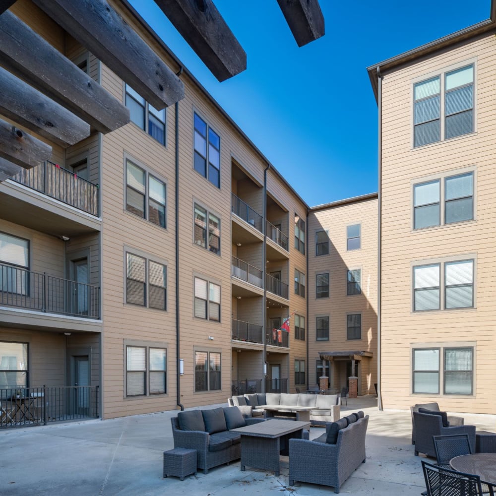 Outdoor patio and lounge area at Oaks Centropolis Apartments in Kansas City, Missouri