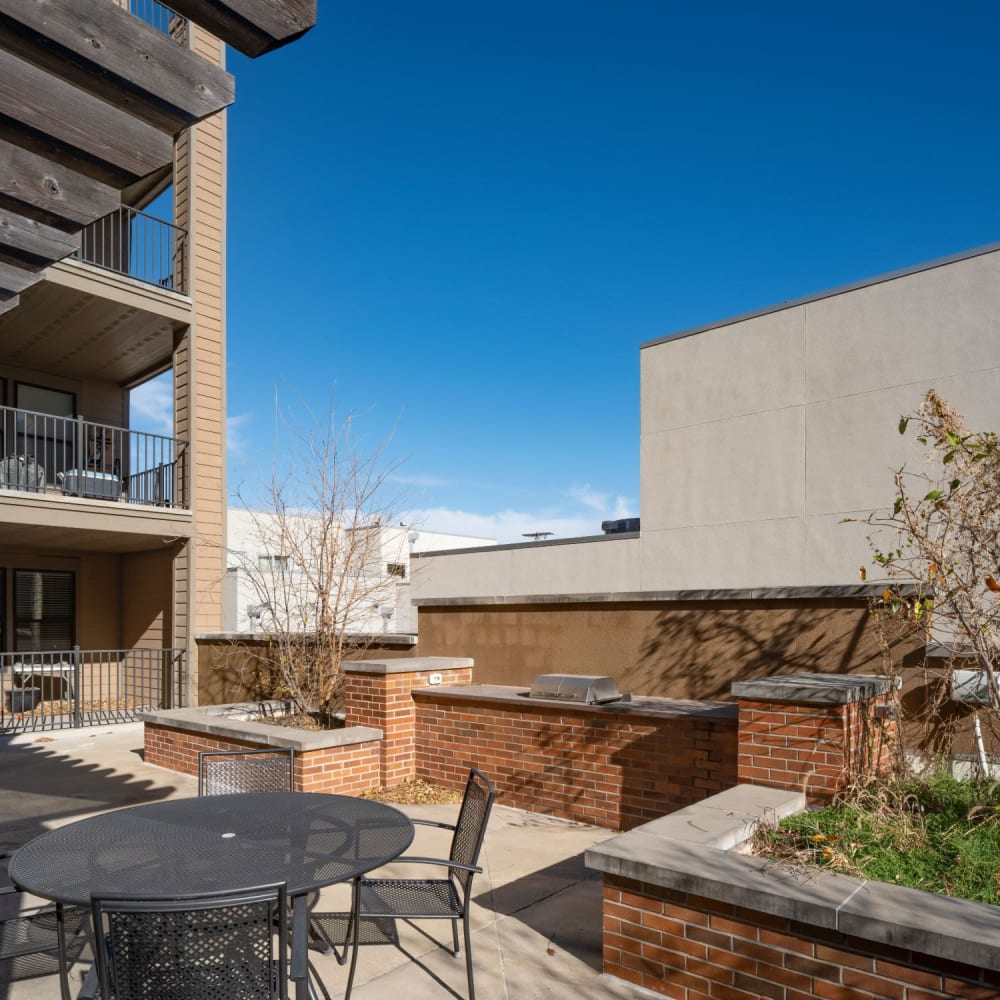 Outdoor patio and lounge area at Oaks Centropolis Apartments in Kansas City, Missouri