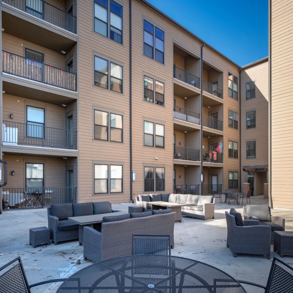View of the outdoor lounge area at Oaks Centropolis Apartments in Kansas City, Missouri