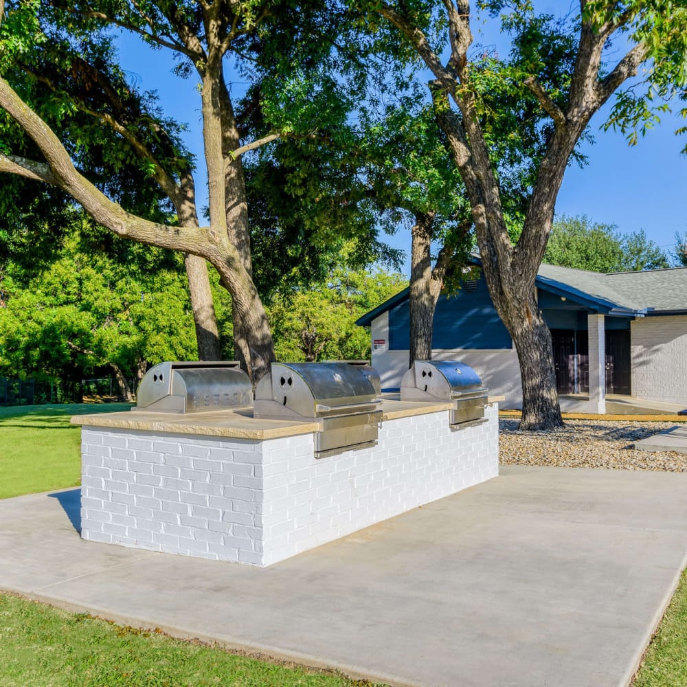 bbq area at Villas del Tesoro in Dallas, Texas