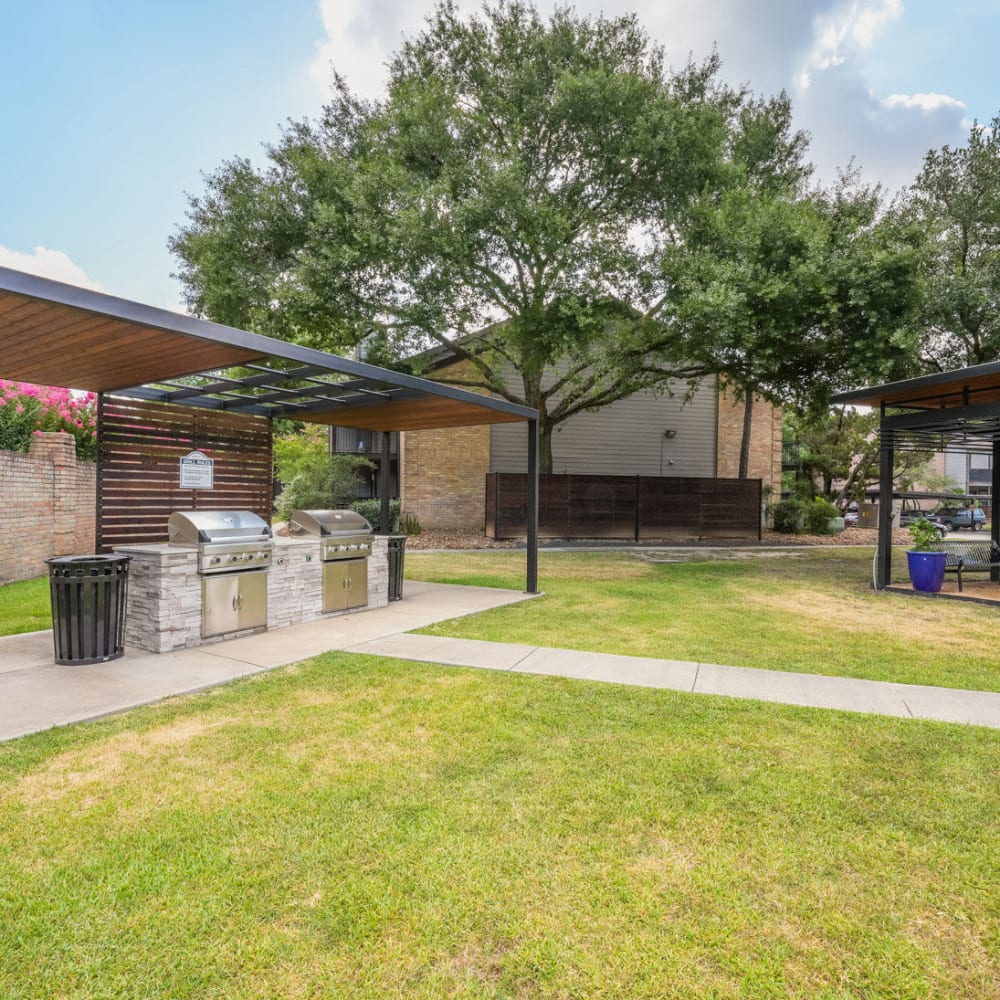 Community barbeque area at Lakebridge Apartments in Houston, Texas