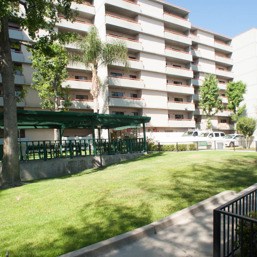 Landscaped courtyard at Miramar Towers in Los Angeles, California