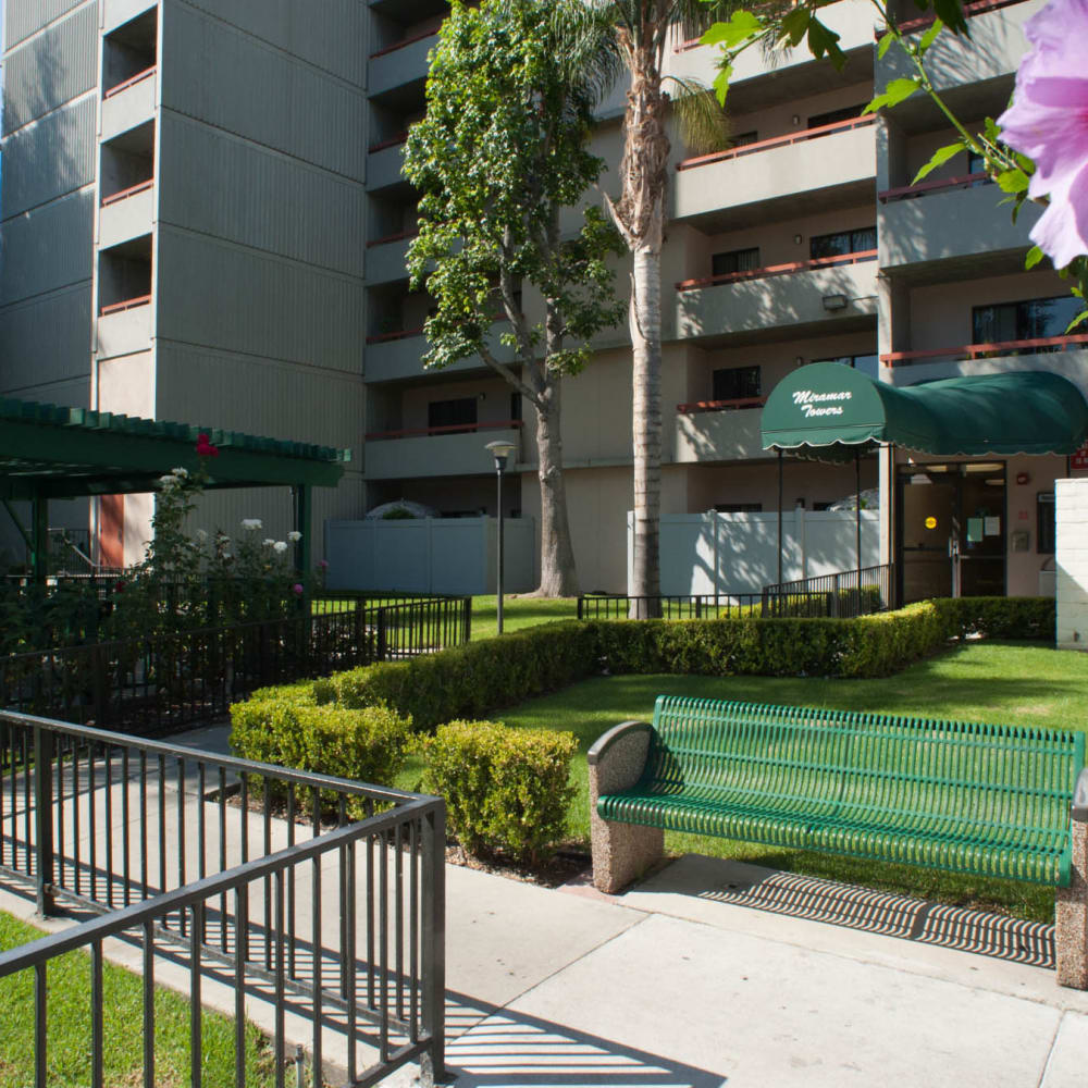 Landscaped courtyard with benches and picnic area at Miramar Towers in Los Angeles, California