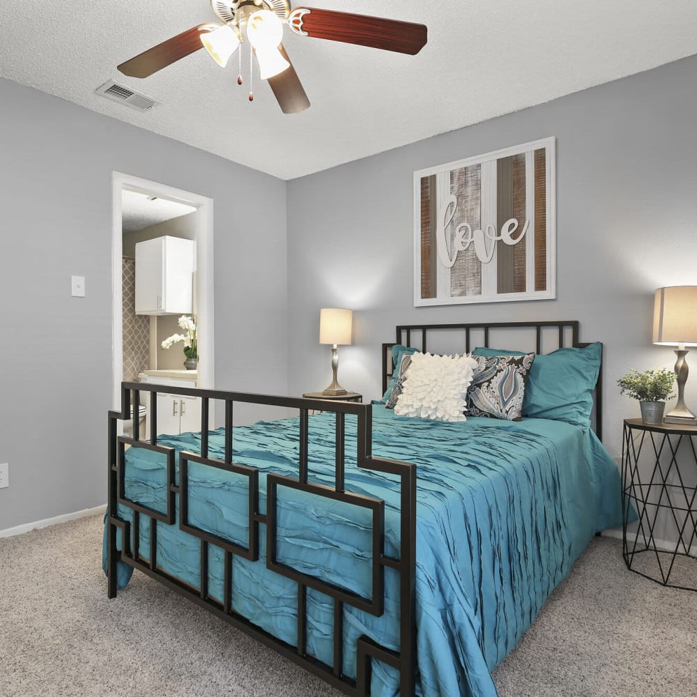 Bedroom with private bath and ceiling fan at TwentyOne15 in Arlington, Texas