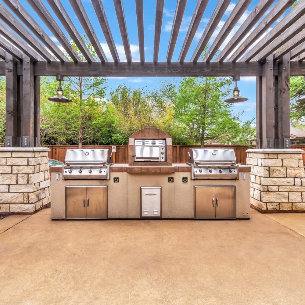 Outdoor grilling area at Bellrock Bishop Arts in Dallas, Texas