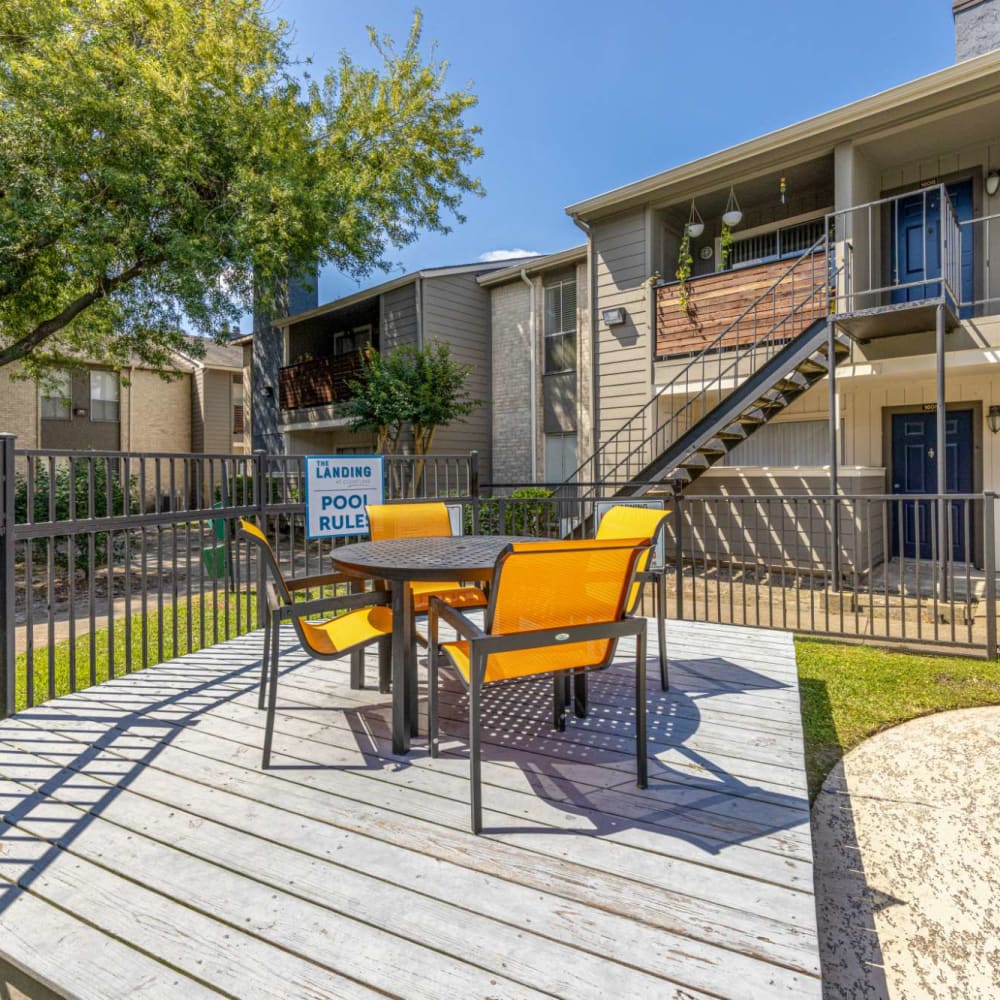 Community gathering area with table and chairs at The Landing at Clear Lake in Webster, Texas