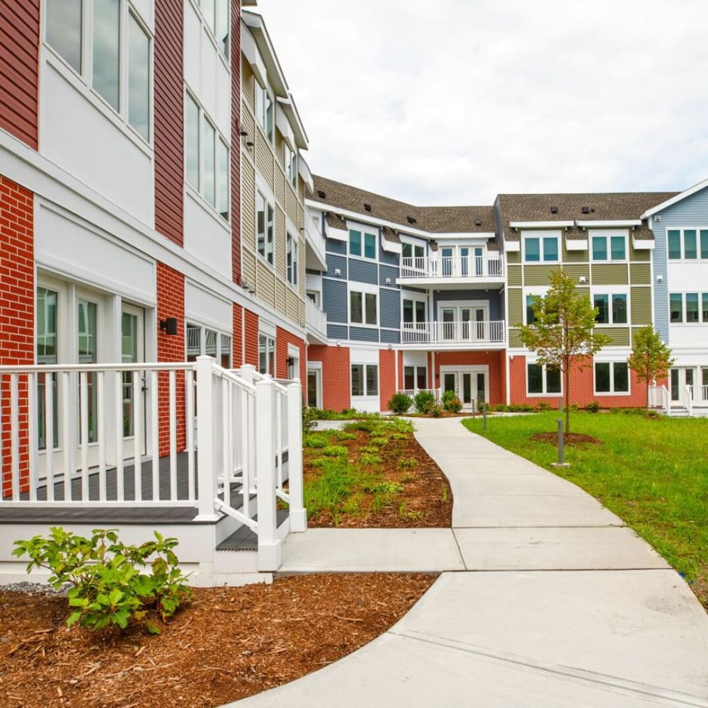 Well landscaped exterior walkway at Metro Green Court in Stamford, Connecticut