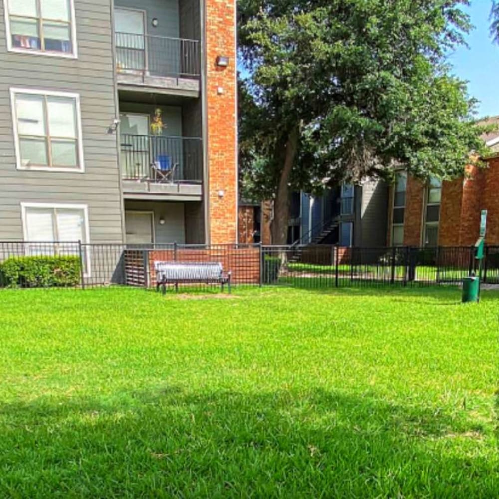 Beautifully kept landscaping at The Hampton on Jupiter in Dallas, Texas