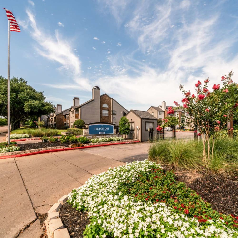 Entrence to The Madison on the Lake in Houston, Texas