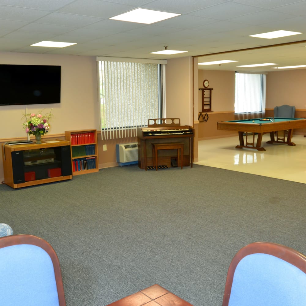 Resident lounge with a TV at Tower 43 in Kent, Ohio