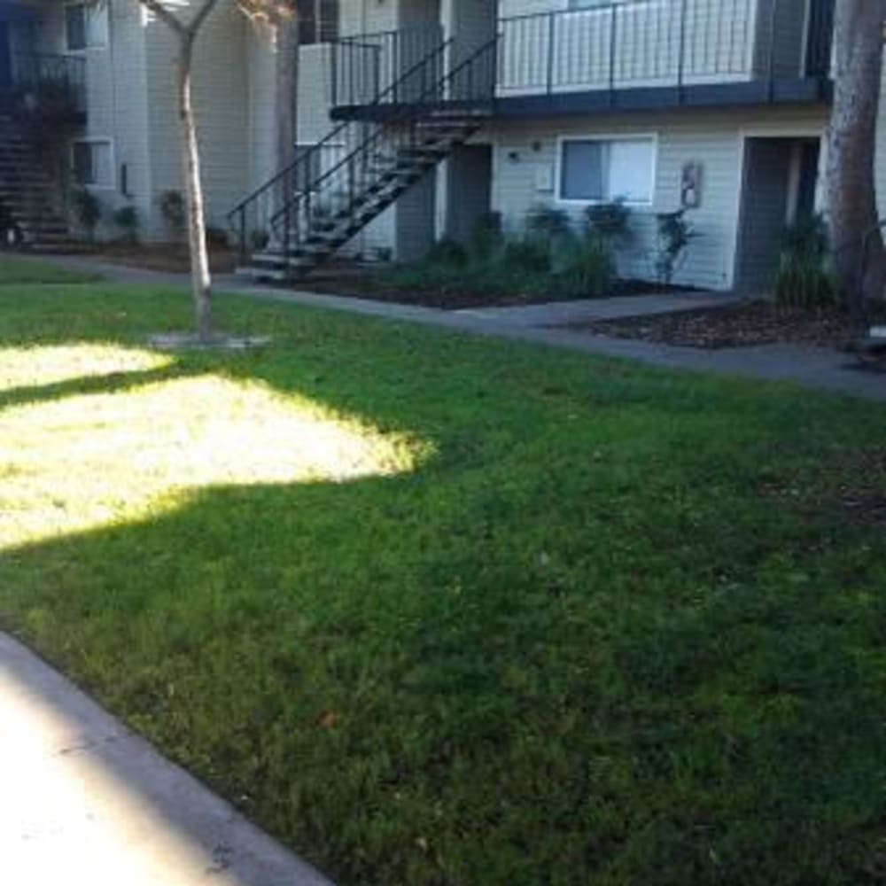 Green lawn outside of Ashley Park Apartments in Stockton, California