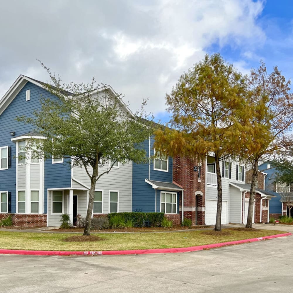 Building and trees around Villas at West Road in Houston, Texas