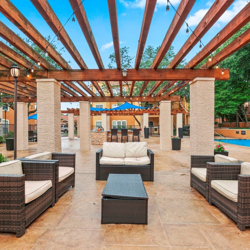 Outdoor seating area for residents at Rancho Mirage in Irving, Texas