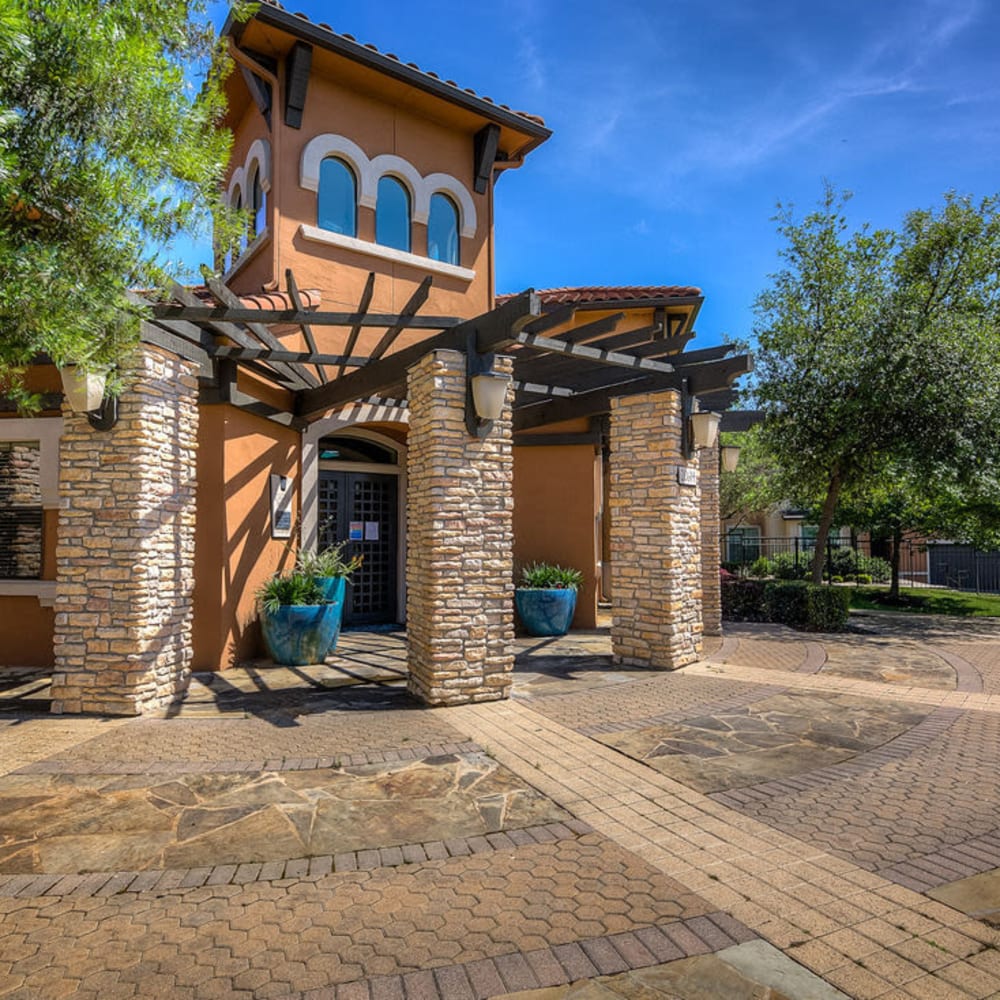 Left corner view of entrance to clubhouse at Estates at Canyon Ridge in San Antonio, Texas