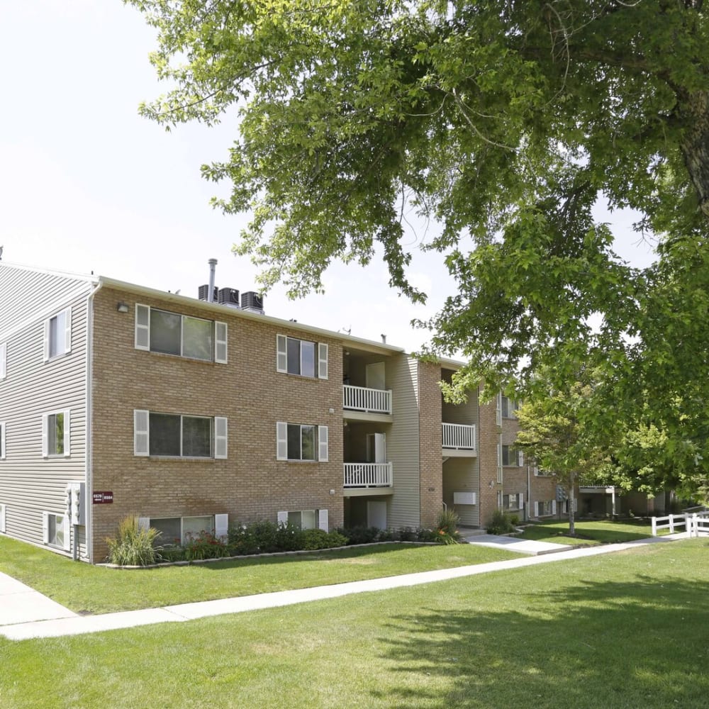 Exterior of an apartment building at Highland Pointe Apartments in Cottonwood Heights, Utah